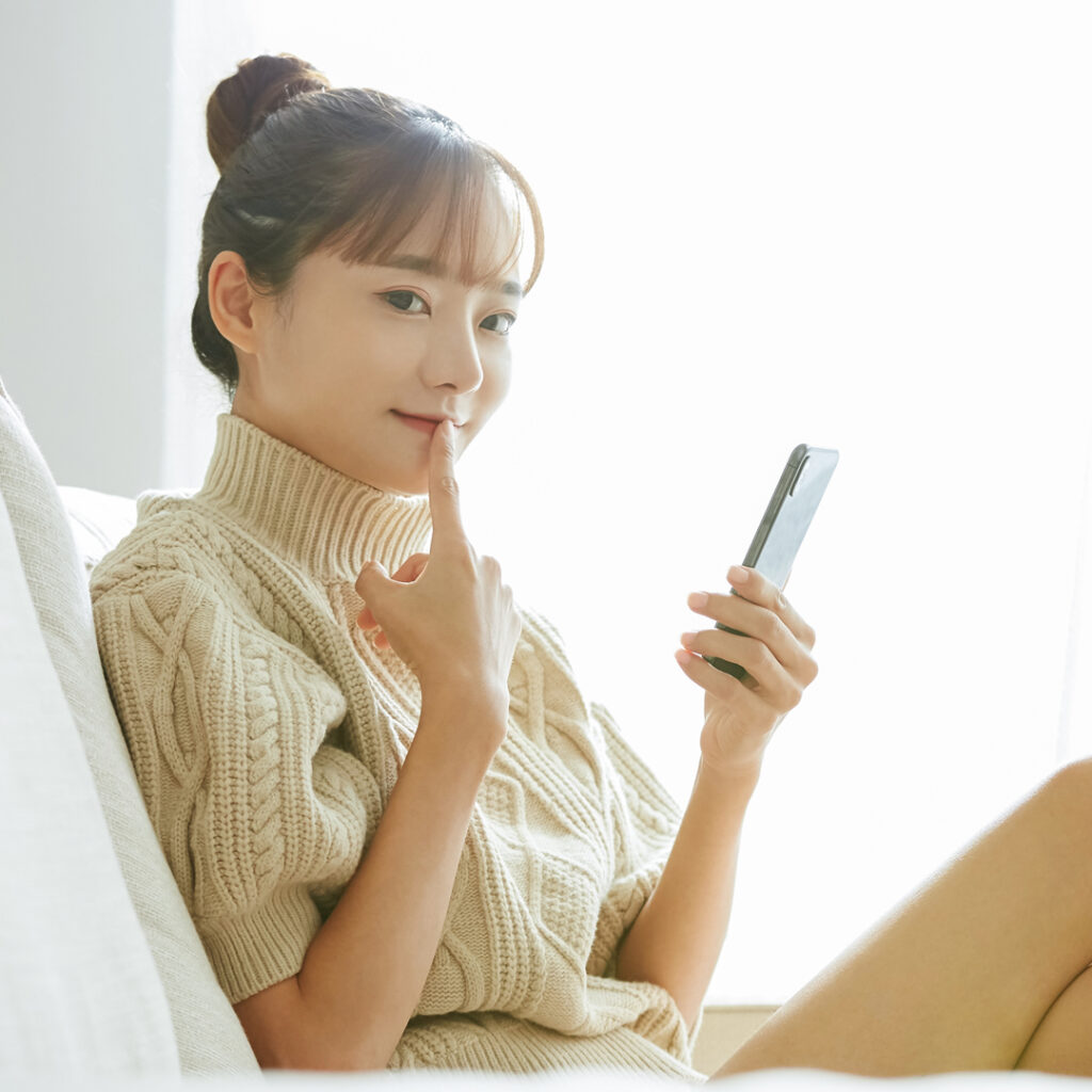 口コミを調べている女性