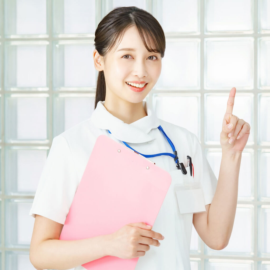 ミノマイシンの用法・用量と注意点を説明している看護師