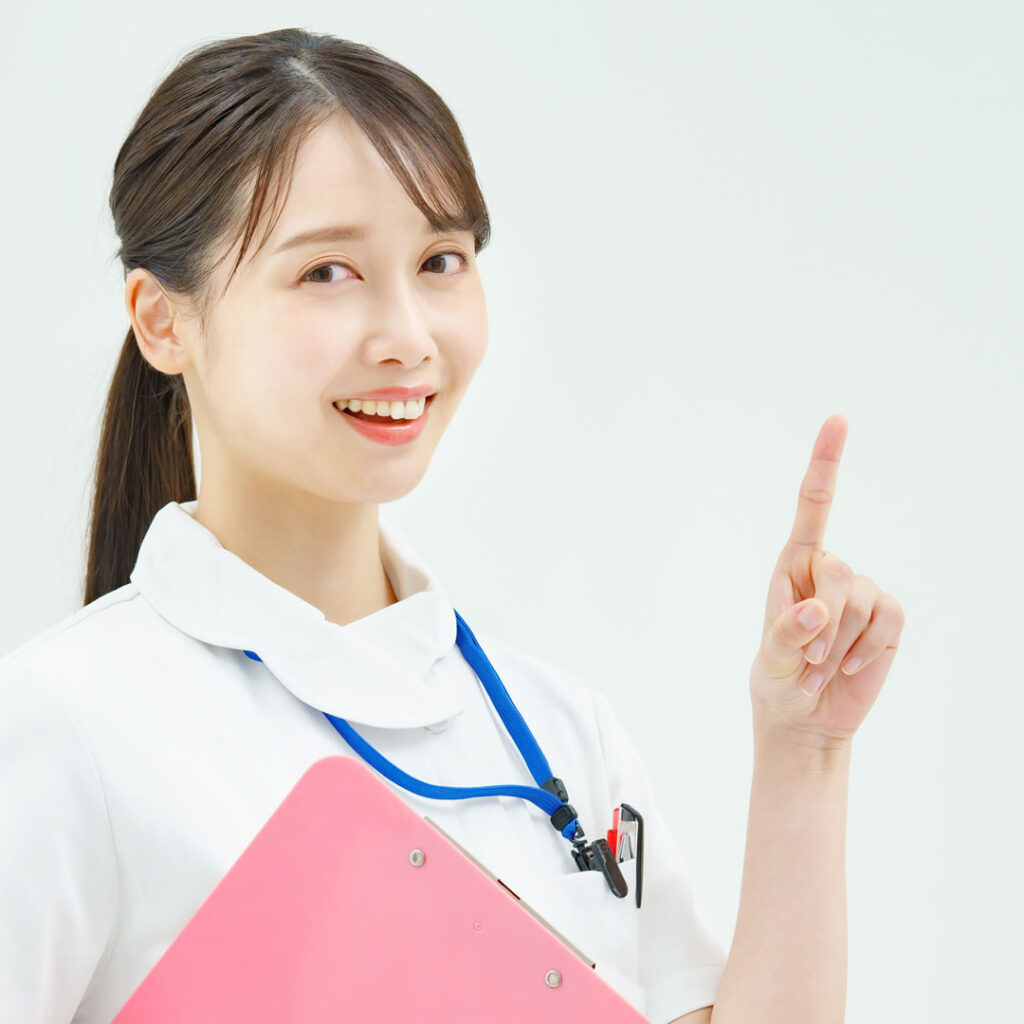 ディフェリンの用法・用量と注意点を説明している看護師
