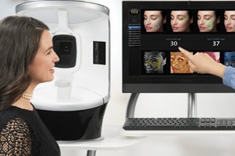 最新の皮膚画像解析システムを使用して説明しているところ